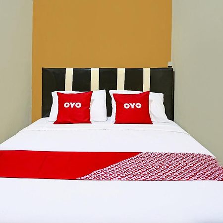 Oyo 91825 Ayu Lestari Homestay Nganjuk Kültér fotó