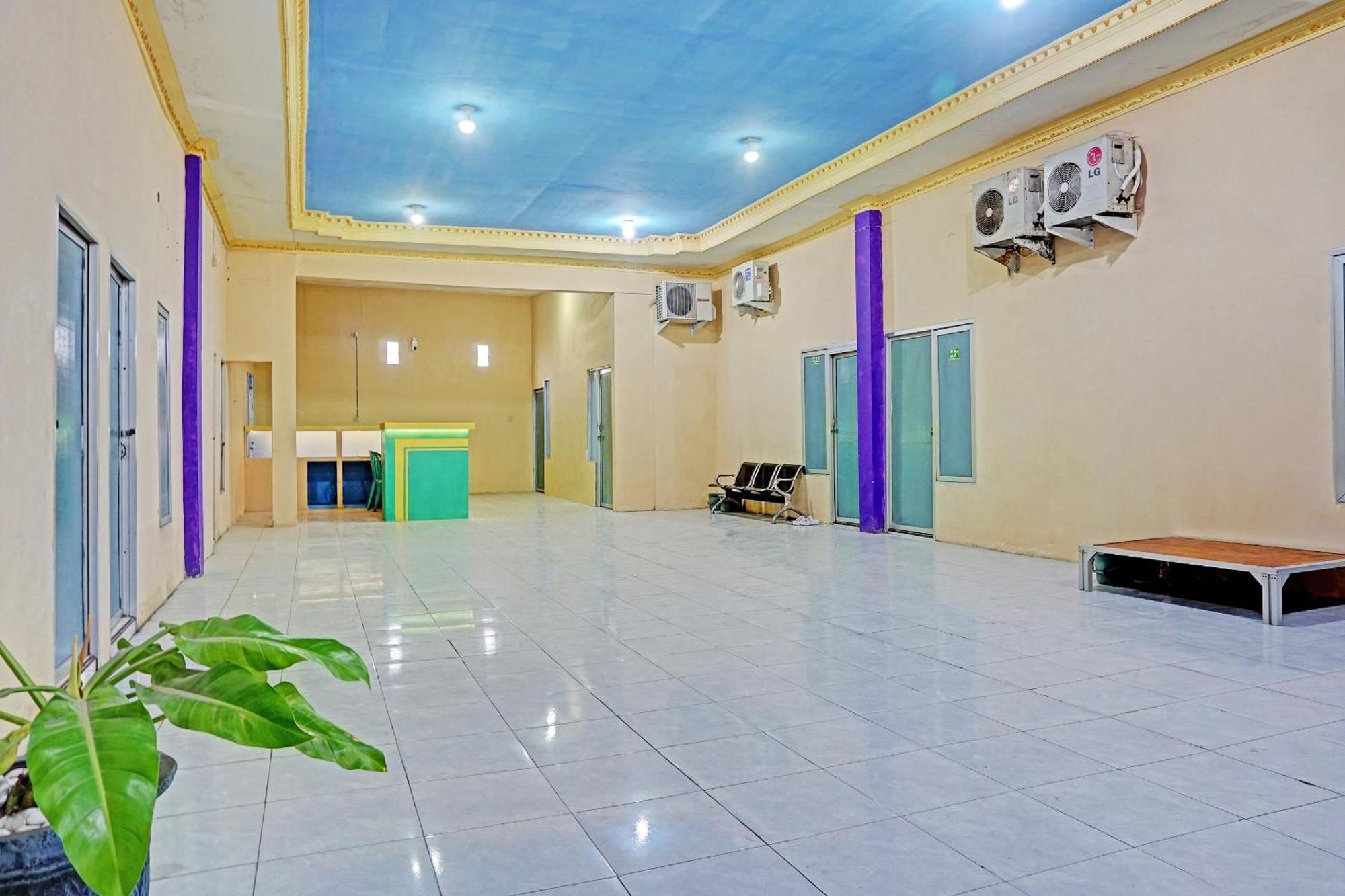 Oyo 91825 Ayu Lestari Homestay Nganjuk Kültér fotó