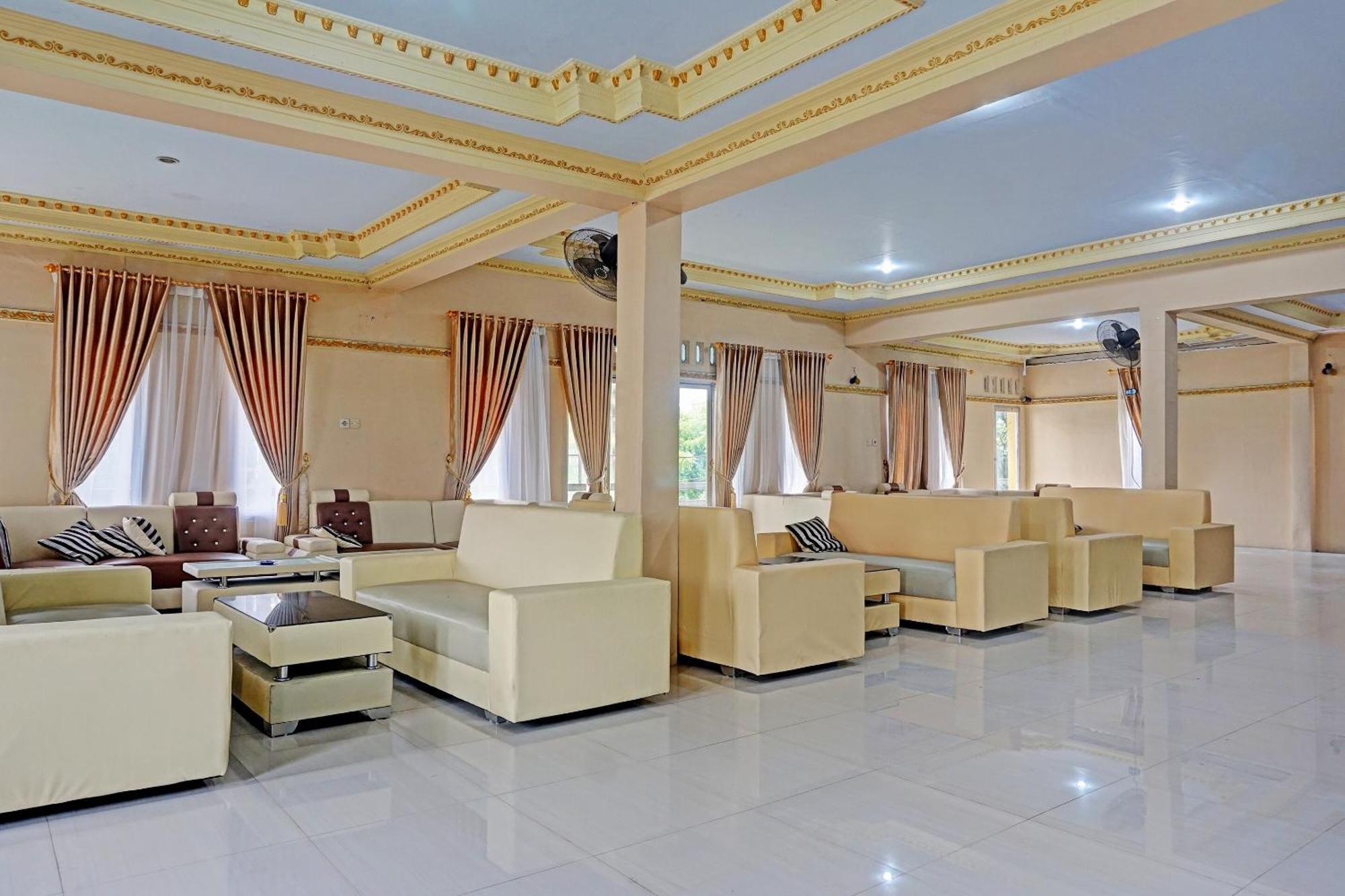 Oyo 91825 Ayu Lestari Homestay Nganjuk Kültér fotó