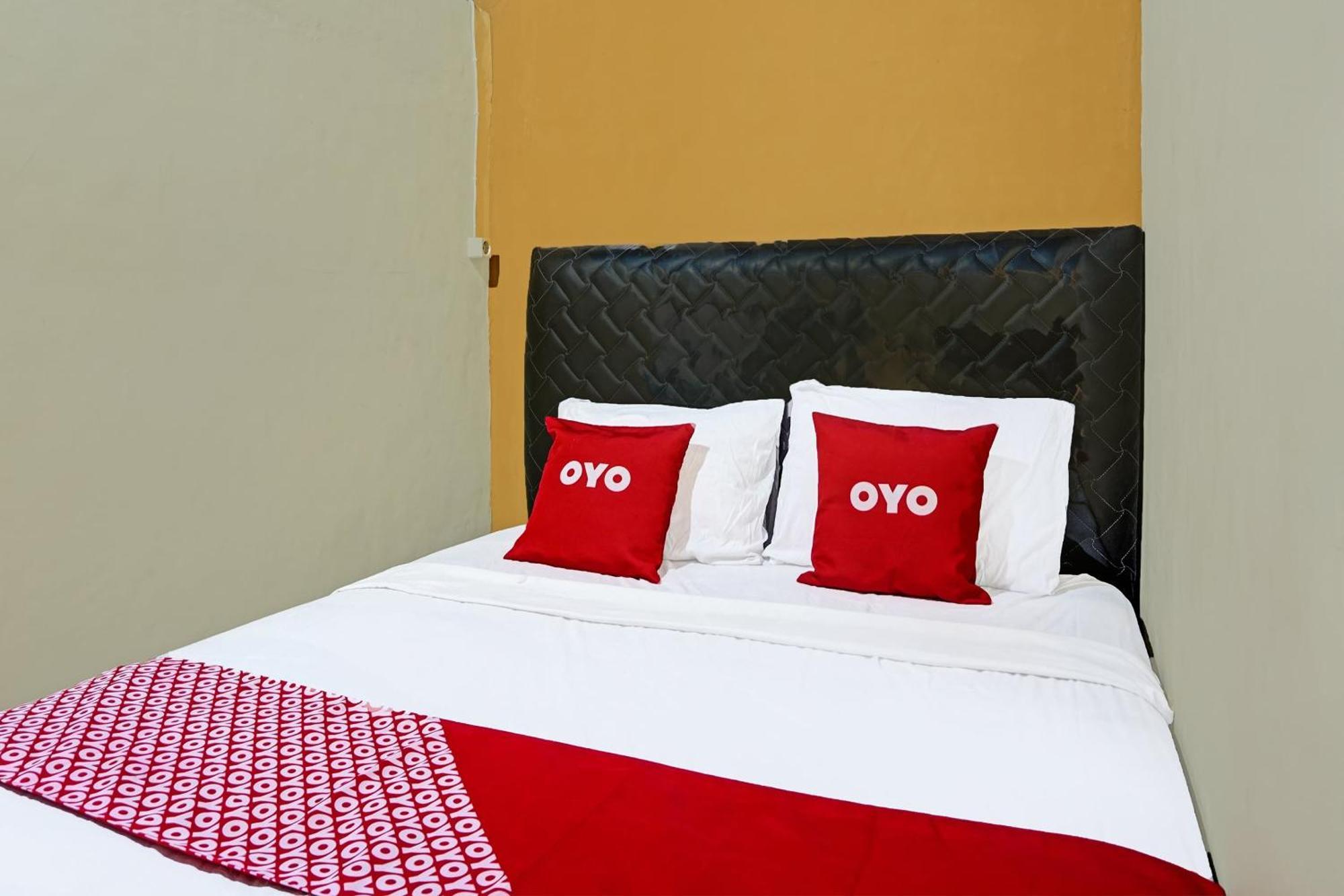 Oyo 91825 Ayu Lestari Homestay Nganjuk Kültér fotó