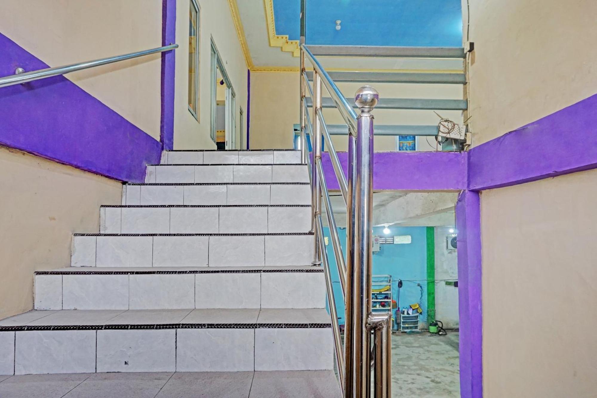 Oyo 91825 Ayu Lestari Homestay Nganjuk Kültér fotó