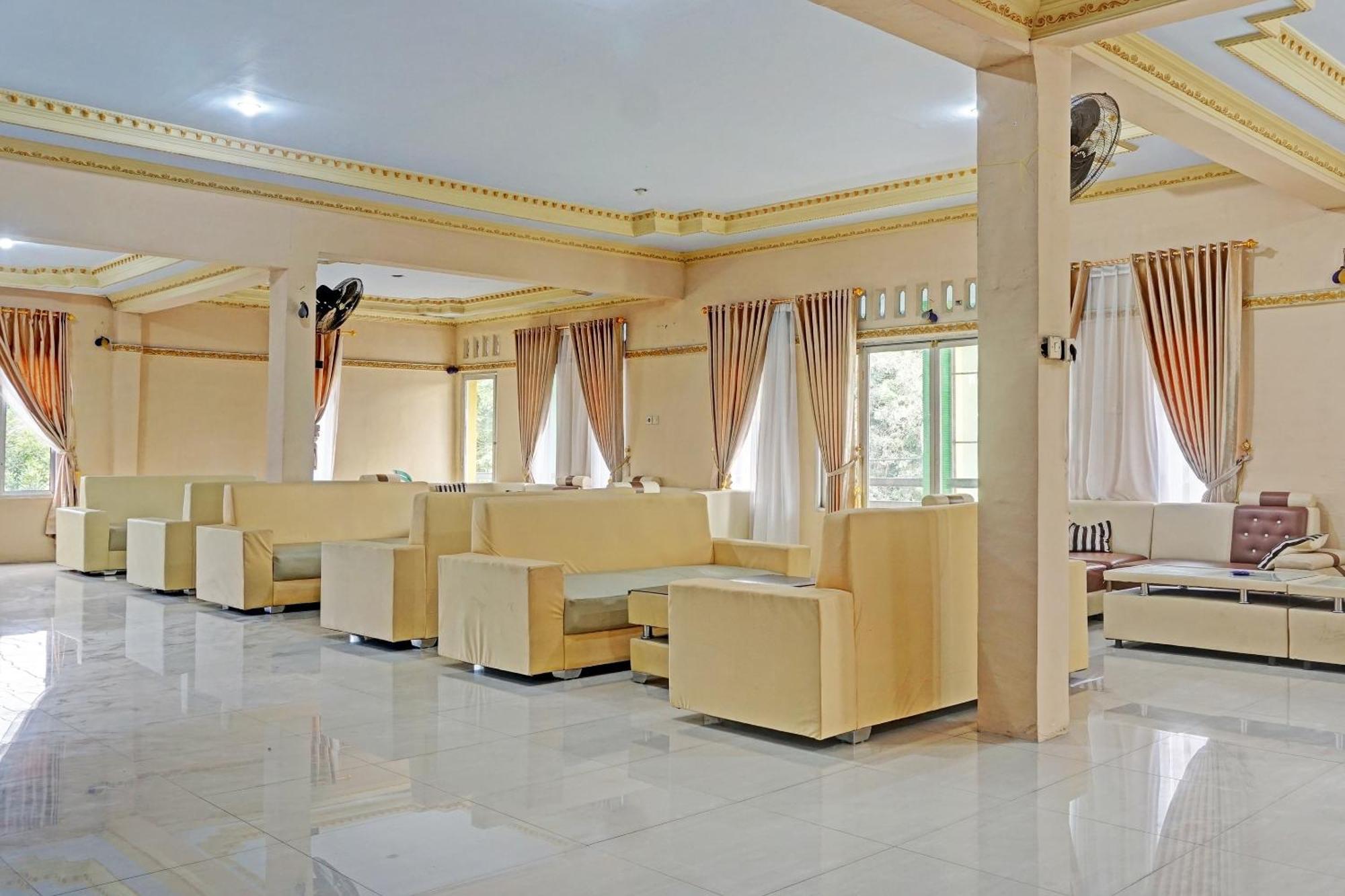 Oyo 91825 Ayu Lestari Homestay Nganjuk Kültér fotó